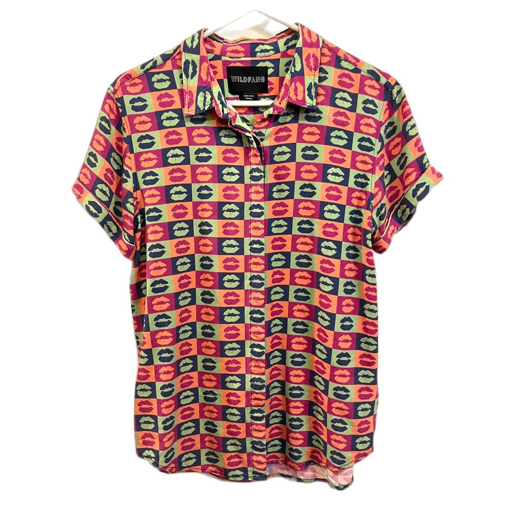 WILDFANG Pink Lip Pattern The Empower Button Up Shirt Top   Women's Size Small - Picture 2 of 9